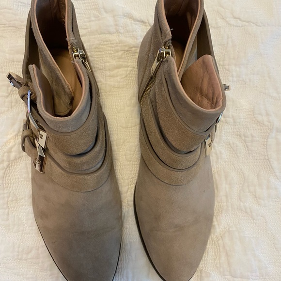 Taryn Rose Samantha Tan suede Ankle boots with gold tone buckles. SZ 8.5 - Picture 10 of 16